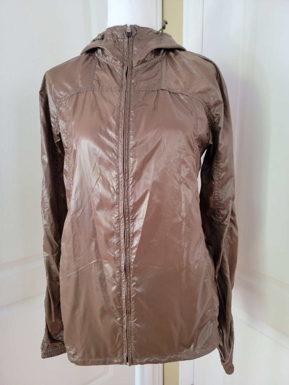 UNIQLO BROWN LIGHT WEIGHT HOODIE